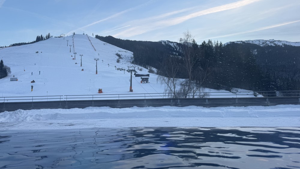 Vanuit het zwembad bij hotel Forsthofalm in Leogang.